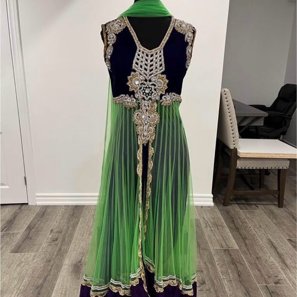 Other - Elegant Green and Black Embroidered Dress